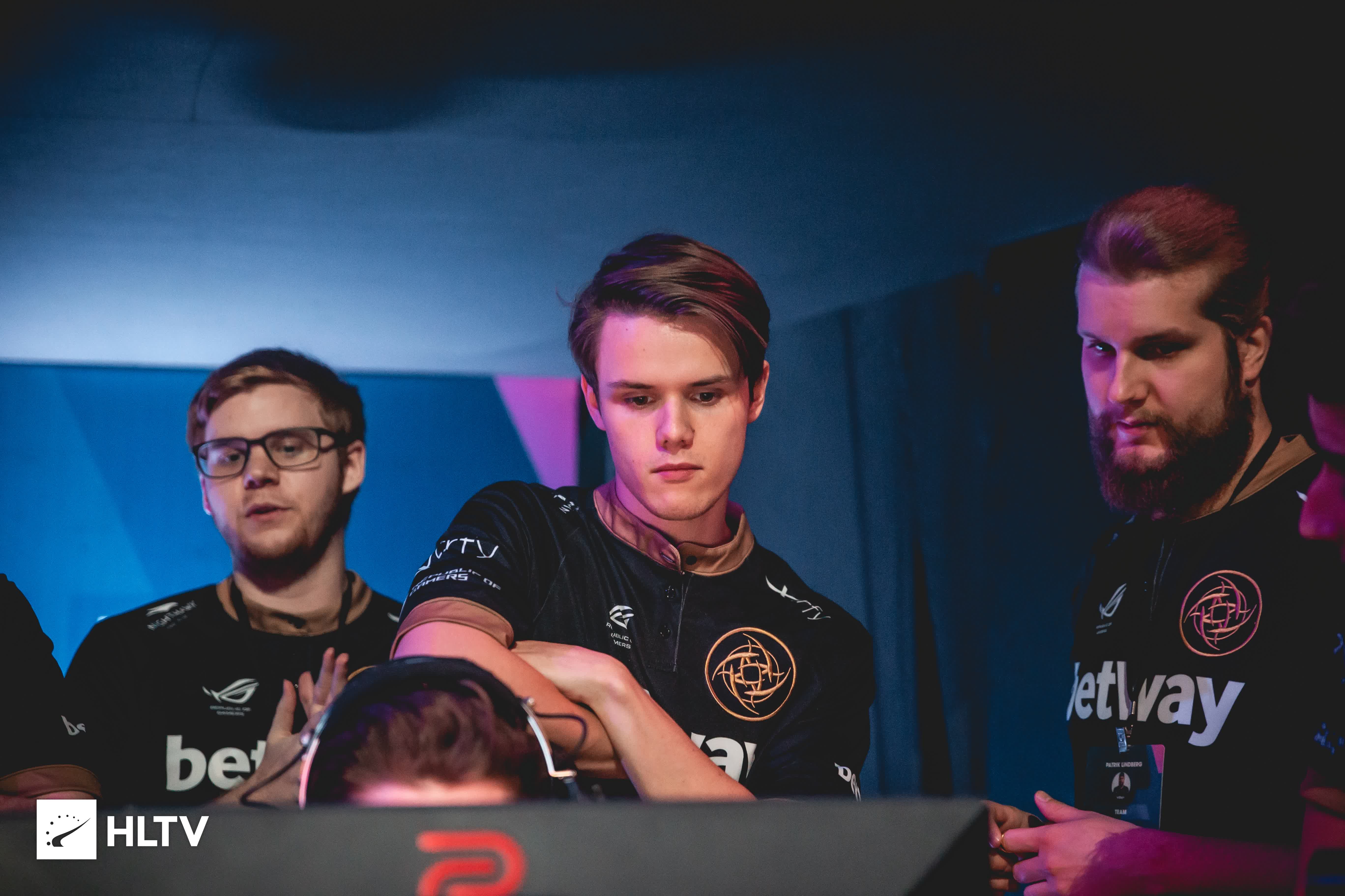 要求他们在 要求他们在